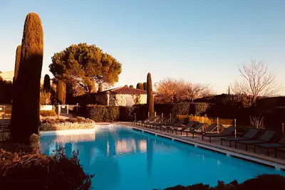 Image de Bastidon avec vue sur Gordes, terrasse et piscine