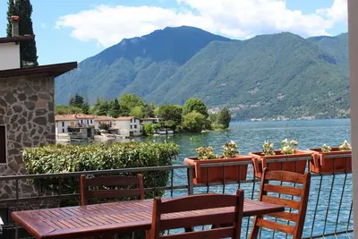Image de Villa individuelle au bord du lac de Lugano. Accès direct. Vue panoramique.