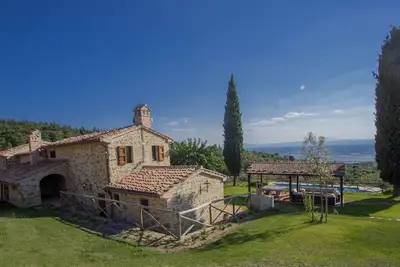 Image de le sauna et le jacuzzi Agriturismo Henni avec vue panoramique