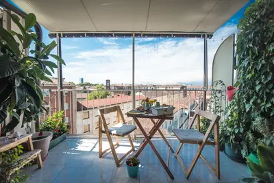 Image de Nouveau penthouse pittoresque et central, rénové, avec une vue splendide sur les montagnes