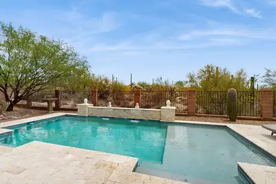 Image de Belle maison contemporaine avec de superbes vues, une piscine privée et un gril à gaz