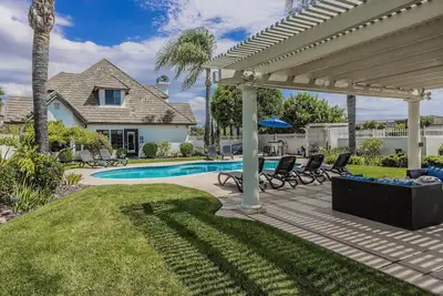 Image de Domaine viticole de luxe avec piscine, vues et vignobles!