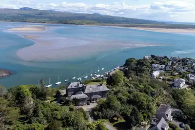 Image de Appartement duplex privé de 9 pièces et jardin avec vue panoramique mer et montagne