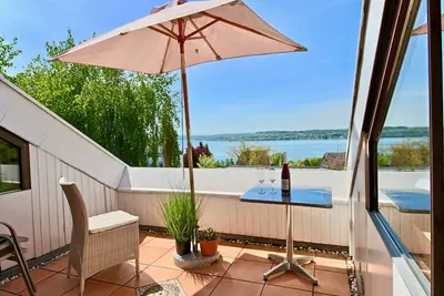 Image de Appartement avec terrasse sur le toit et vue imprenable sur le lac - Jacuzzi inclus!