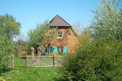 Image de Maison de vacances spacieuse avec un grand jardin et un étang de baignade