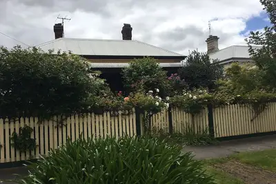 Image de \"Jacaranda Cottage\" Cottage victorien en position privilégiée. Wifi gratuit.