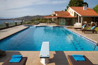 Image de Aelia Villa, avec une vue magnifique et une immense piscine privée.