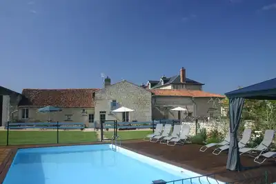 Image de Fabuleux complexe de gîtes nouvellement converti avec piscine près de Richelieu