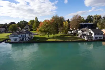 Image de Belle maison au bord de l'eau avec vue sur la rue Rivière Clair