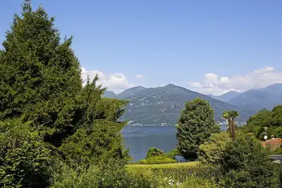 Image de maison de 3 chambres avec grande terrasse, balcon et lac et vue sur la montagne