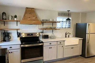 Image de Chic Motel Farmhouse 2 Bed Motel Suite, A / C, Walk to the Gotl Strip!