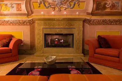 Image de Palazzo Neri: A Palazzo historique situé sur une place Noble