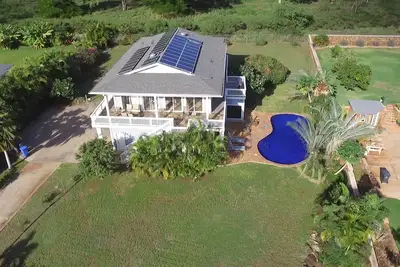 Image de 6 Chambre, 7 Bath Maison avec piscine privée - Ocean & Mountain Views