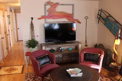 Image de Maison Wyo - décorée de motifs occidentaux