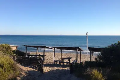 Image de Villa en bord de mer avec plage privée et jardin