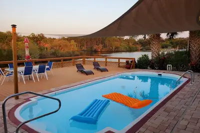 Image de Oasis 3br au bord de l'eau avec piscine chauffée privée et terrasse spacieuse