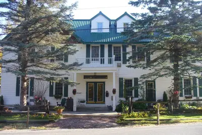 Image de Entire Inn -Sleeps 30 Lake-Side 600 m², mariages / quai / plage /