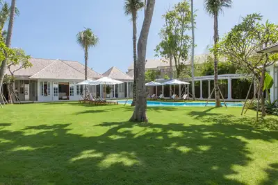 Image de Villa de style caribéen de 8 chambres sur un terrain massif