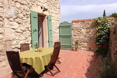 Image de Très belle maison de ville en pierre, centre de Barjac.