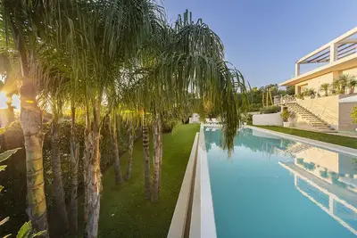 Image de Attaláya avec piscine et jardin