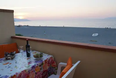 Terrasse avec vue sur la mer près du spa