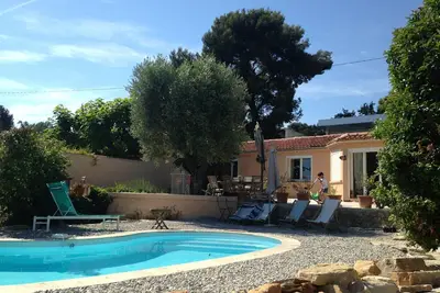 Image de Jolie maison de vacances climatisée avec piscine à 3km de la mer.