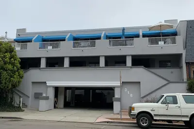Image de Coeur de Capitola Village W / Deux espaces de stationnement privé et à proximité de la plage! !