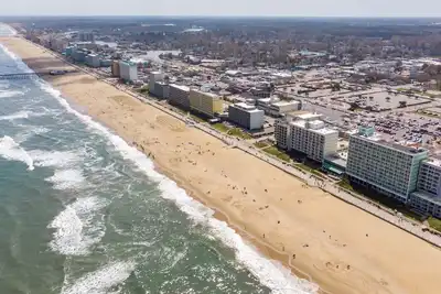Image de En bord de mer, 2 chambres, 2. 5 salles de bains appartement donnant sur la promenade!