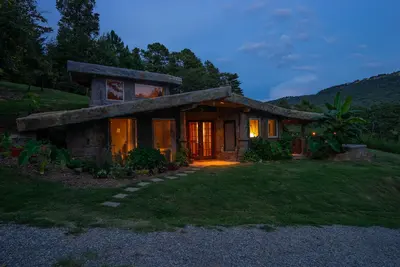 Image de La caverne sur le vert. Une maison unique sculptée à la main. Calme, superbes vues