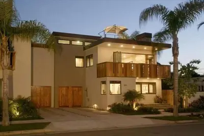 Image de Nouvelle belle maison moderne avec immense terrasse sur le toit et balcon