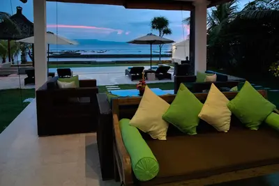 Spectaculaire luxueuse villa de 3 chambres face à l'océan. Entièrement viabilisé. Piscine privée