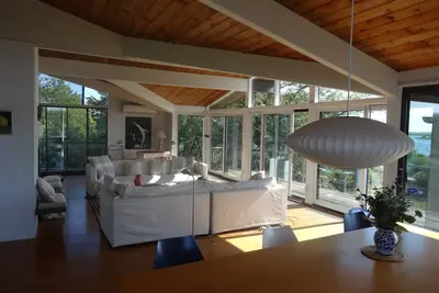 Image de Belle maison sur l'étang Chilmark avec vue sur l'eau, piscine et accès à la plage privée