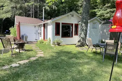 Image de Chalet moderne de deux chambres sur le magnifique lac Pelican. Grand quai de bateau / sentiers de Vtt.