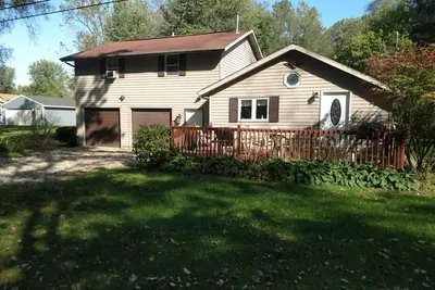 Image de Grand chalet d'accès au lac. Location de ponton disponible.