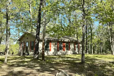 Image de Secluded Turquie Ridge Cottage dessus de la rivière