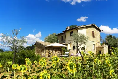 Image de Maison Confortable Et Belle Avec Vue Magnifique Sur Collines Et Assise - 8-9 Personnes