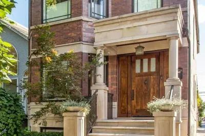 Image de Maison de luxe à quatre niveaux avec des touches personnelles partout