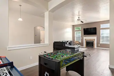 Image de Nouveau! Maison de vacances moderne Meridian - Foosball, Air Hockey, à quelques pas de Pool