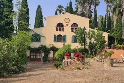 Image de Belle maison 5000m2 jardin privé avec piscine et porche avec barbecue. Wi-Fi