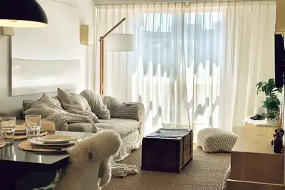 Image de Ensoleillé et confortable 2 chambres + appartement Creative Workspace!