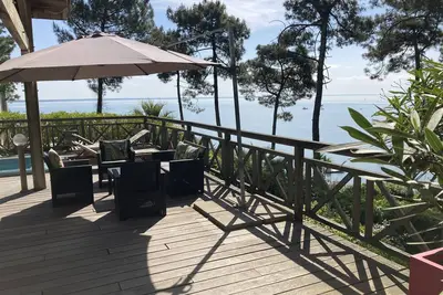 Image de Magnifique villa en bois, jacuzzi, vue imprenable sur le Bassin, 50m des plages