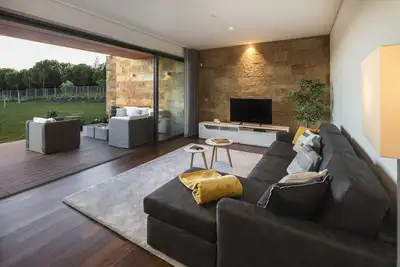 Image de Luxueuse maison moderne à L'Orangerie, prestigieuse résidence privée avec piscine