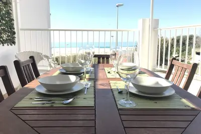 Image de 1ère ligne de plage, grande terrasse face à la mer, Wifi gratuit