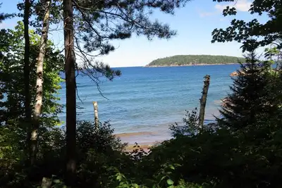 Image de Oasis tranquille et isolée sur 300 pieds de la plage du lac Supérieur et 10 acres boisés.