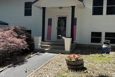 Image de Lakeview Family Home Getaway, près du pont, très bien situé!