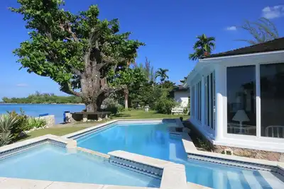 Image de Siesta - villa en bord de mer, emplacement spectaculaire, spacieux, moderne, piscine, personnel
