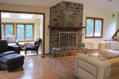 Image de Privé 5 chambres / 3 salles de bains - ski alpin / ski de fond + Golf, randonnée, kayak, nager, se détendre.