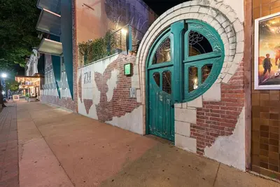 Image de Green Door Lofts-Stained Glass Loft