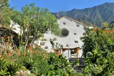 Image de \"El Tangaro\", gîte de charme, jardin subtropical, superbes terrasses vue océan