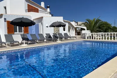 Image de Villa avec piscine privée chauffée, à distance de marche de la ville